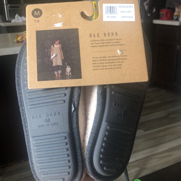 Rae Dunn women’s slippers (7-8) - Picture 4 of 5
